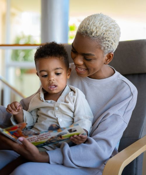woman-reading-kid-side-view
